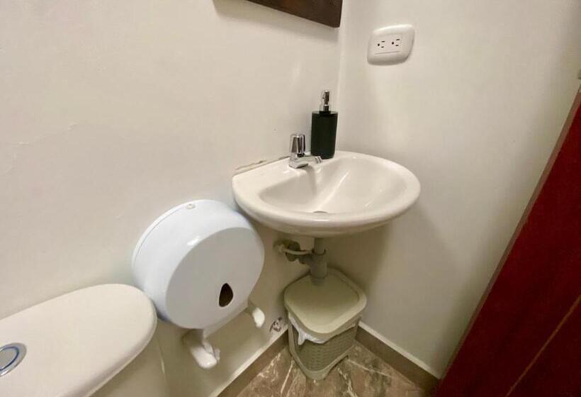 اتاق استاندارد چهارنفره با سرویس بهداشتی مشترک, Casa Lubel