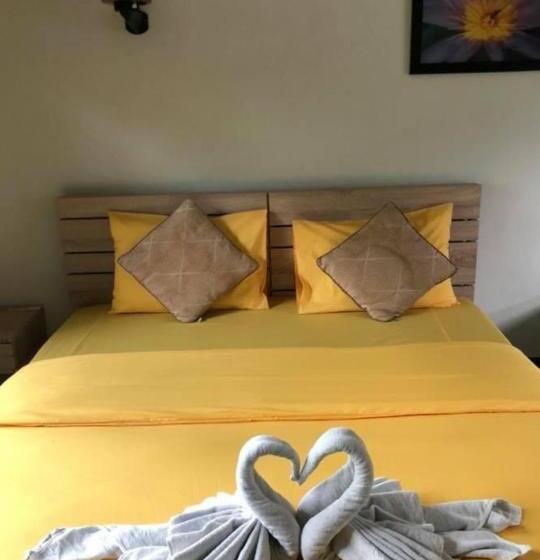 キングサイズベッドのスタンダードルーム, Smile Buffalo Resort สไมล์ รีสอร์ท