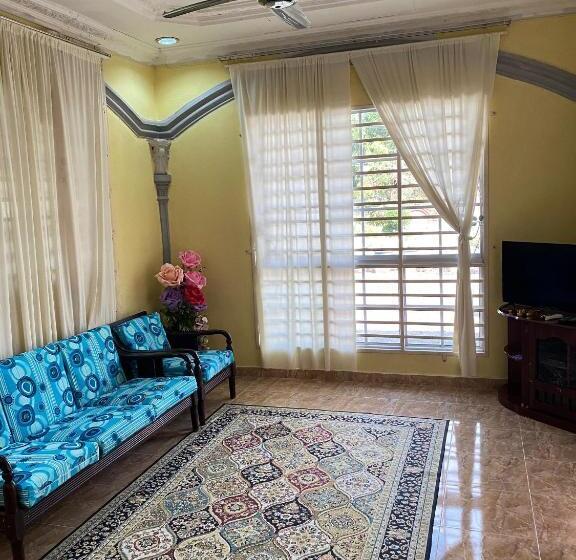 Семейный Номер, Teratak Tiga Homestay Padang Besar