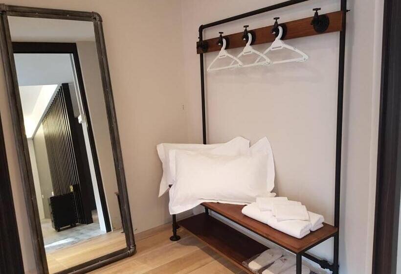 Family Suite, Kristal