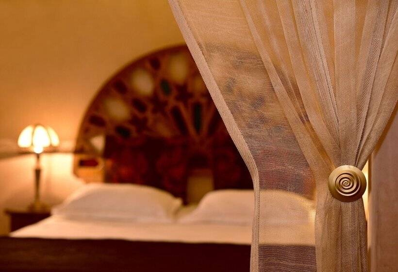 سوییت, Riad Manissa
