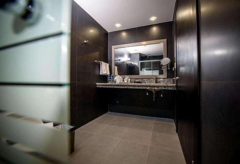 اتاق اجرایی با تخت بزرگ, Wyndham Manta Sail Plaza Hotel And Convention Center