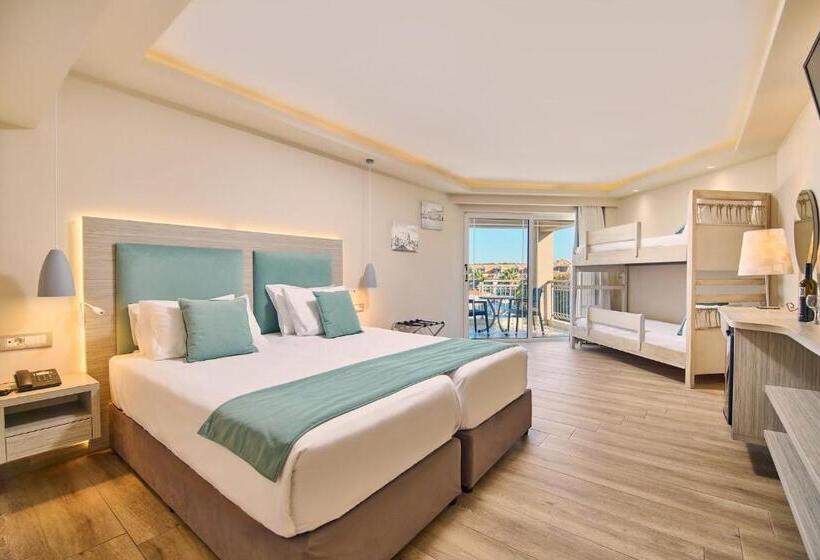 اتاق خانوادگی با چشمانداز استخر, Palazetto Suites Zakynthos   Adults Only