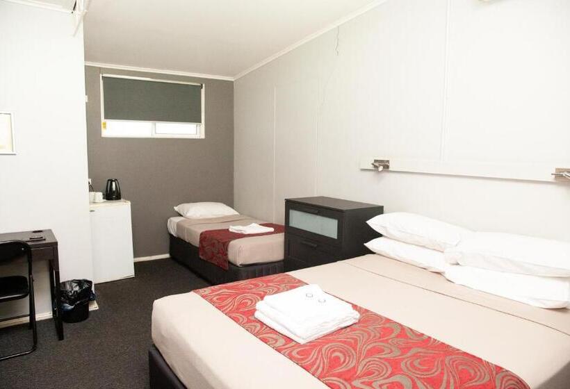 Четырехместный Номер Стандарт, Royal Hotel Singleton