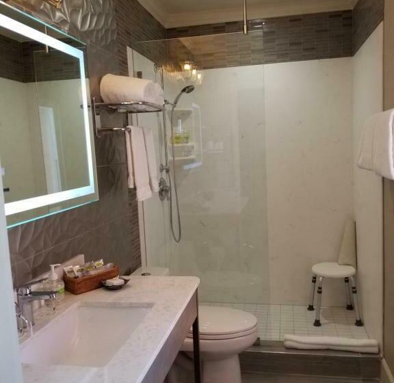 מיטת קינג בסוויטה, Sens Hotel & Vanne Bistro Berkeley