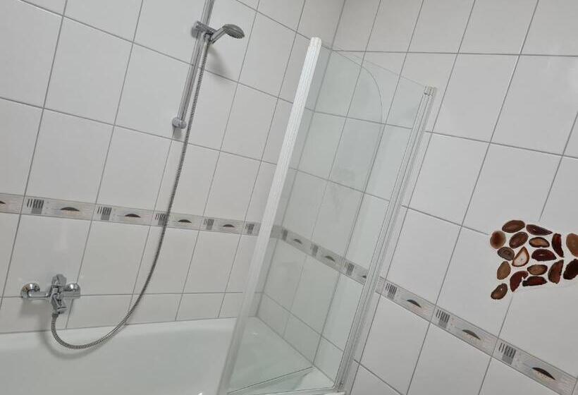 Номер Стандарт с Балконом, Edelsteinhotel Guniwirt
