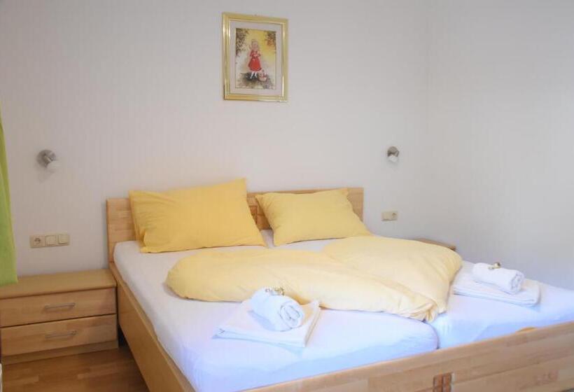 Family Suite, Valerie