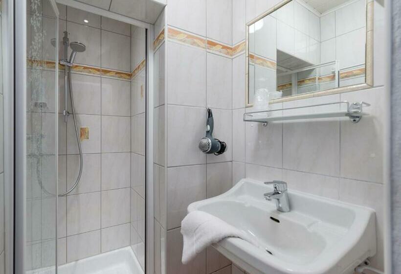 חדר משפחתי, Haus Tirol