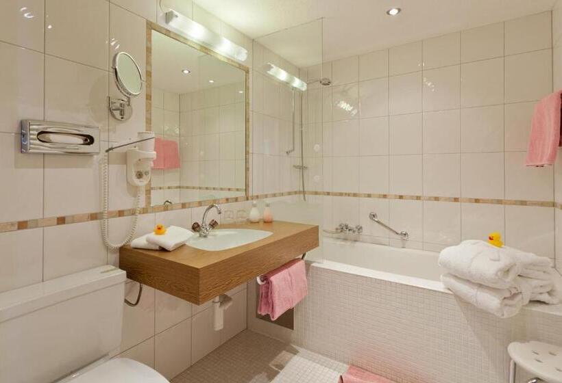 Четырехместный Номер Стандарт, Montfort