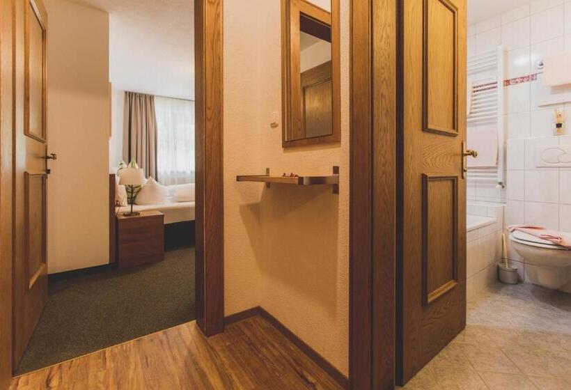 Четырехместный Номер Стандарт, Montfort