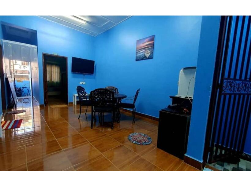 Четырехместный номер эконом класса с общей ванной комнатой, Shoplot Hostel Pangkor