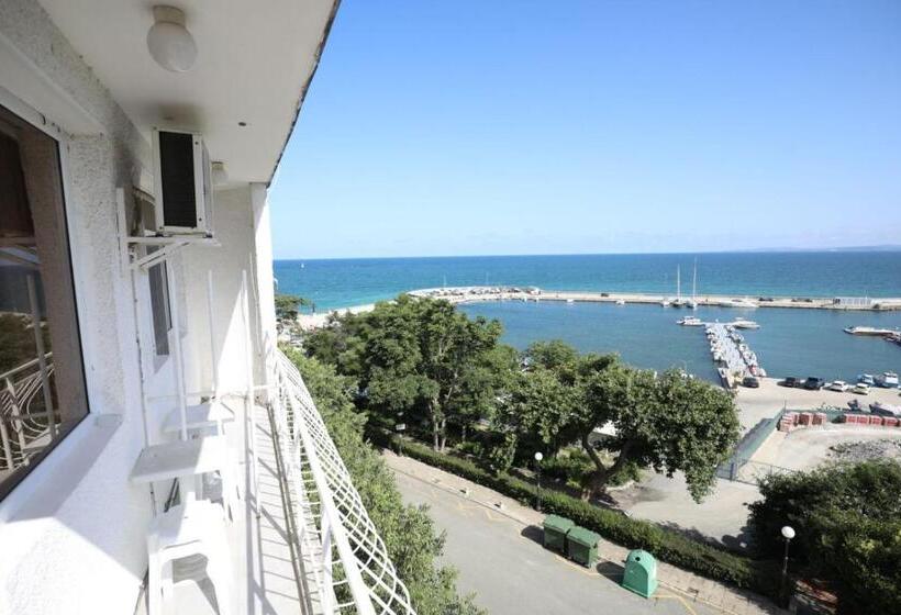 جناح مطلّ علي البحر, Family Hotel White House