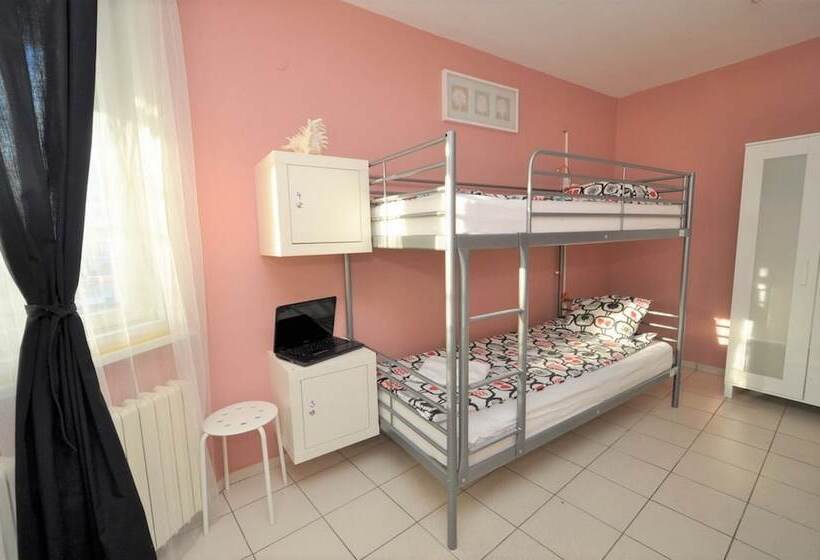 Кровать в Общей Комнате, Moreto & Caffeto Hostel