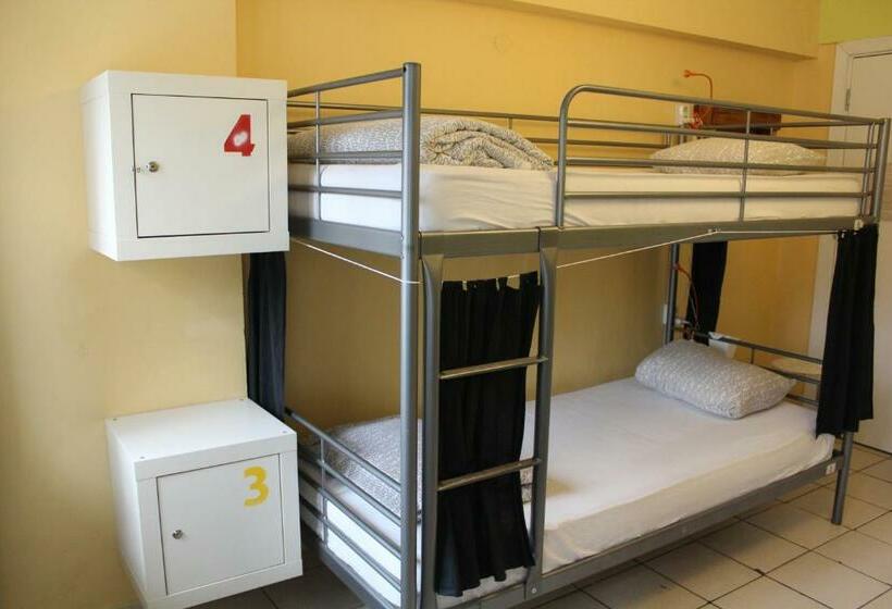 Четырехместный номер эконом класса с общей ванной комнатой, Moreto & Caffeto Hostel