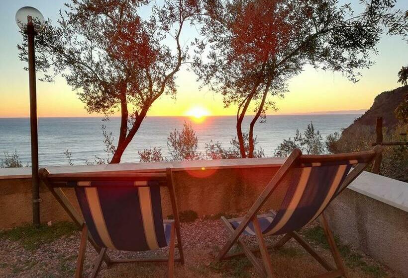 Номер Стандарт Вид на Море, Perla Del Levante Hostel