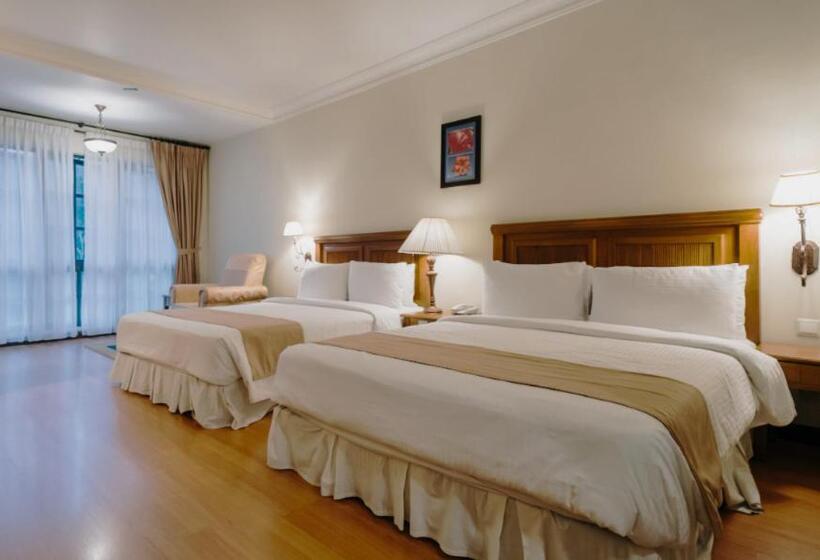 발코니가 있는 4인용 스탠다드 룸, Somaya Hotel And Restaurant