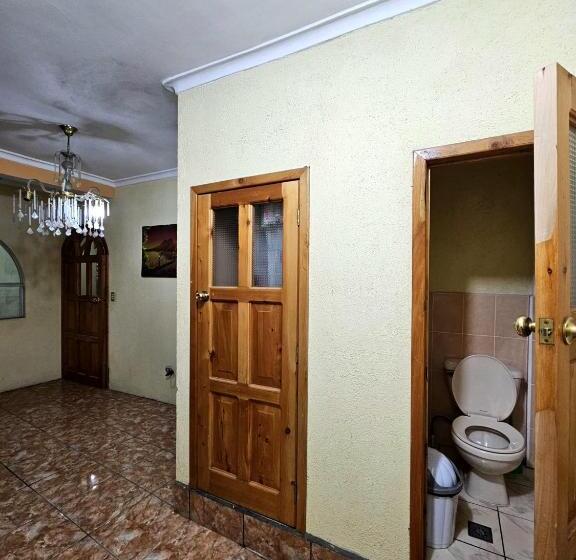 اتاق استاندارد چهارنفره با بالکن, Hostal Flor Del Lago