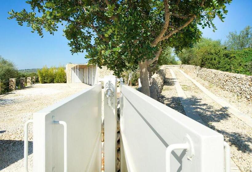Люкс Вид на Бассейн, Tenuta Busulmone Con Piscina Val Di Noto Villa & Suits