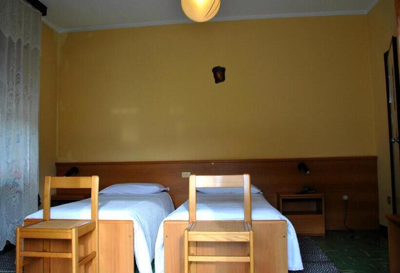 Четырехместный Номер Стандарт с Балконом, Albergo Motel Dosdè B&b