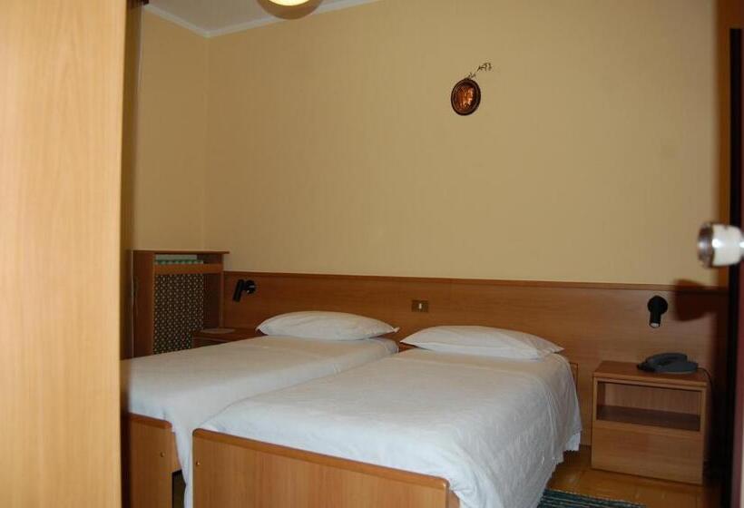 Четырехместный Номер Стандарт с Балконом, Albergo Motel Dosdè B&b