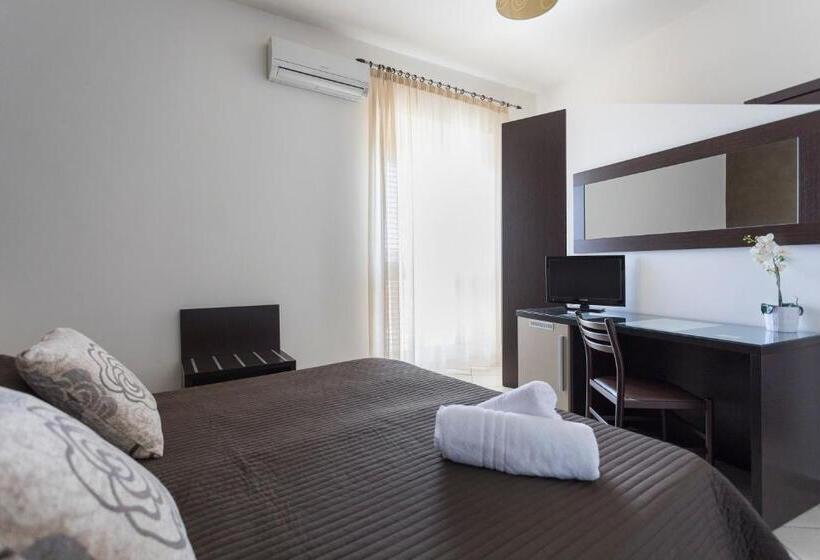 Economy Triple Room, Beatus Suites And Rooms B&b