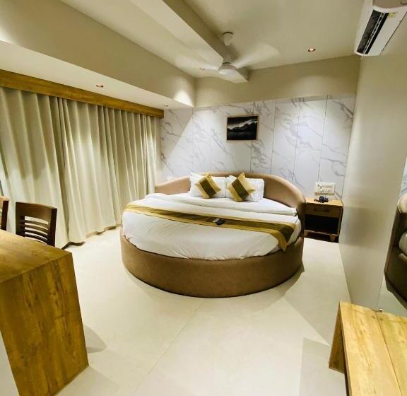 스위트, New Hotel Amber Paramount Andheri West