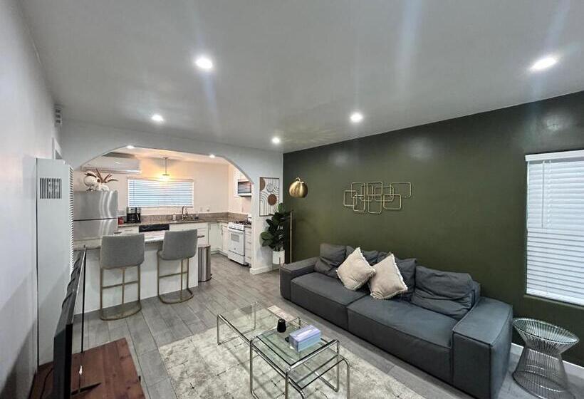 Апартаменты 1 Спальня Вид на Сад, Luxury Mid City Home With Firepit