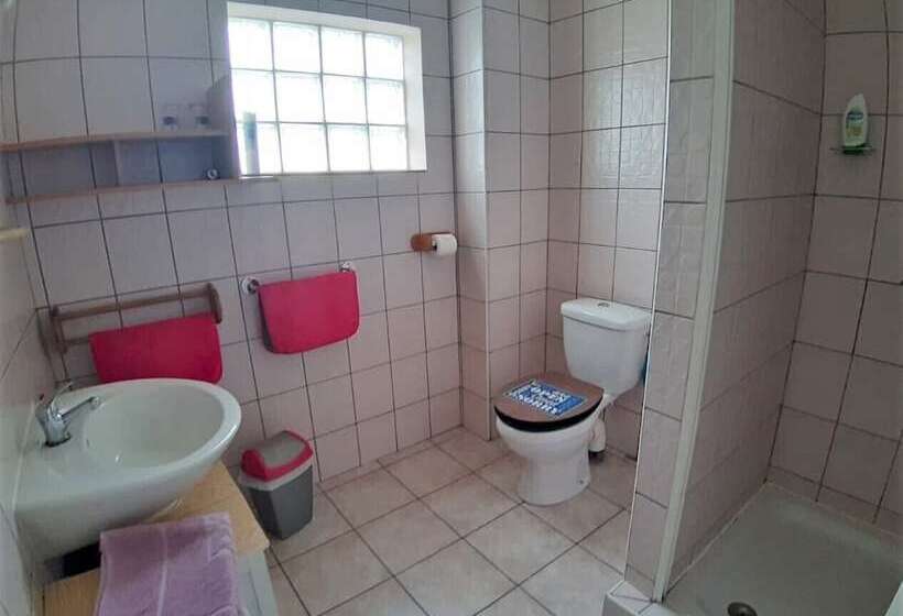 اتاق خانوادگی با چشم‌انداز دریا, L Auberge Du Pave