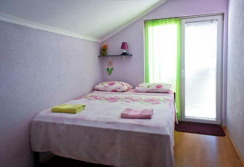 اتاق استاندارد با سرویس بهداشتی مشترک, Goldy Hostel