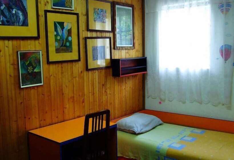 اتاق استاندارد سه تخته با سرویس بهداشتی مشترک, Hostel Domestika