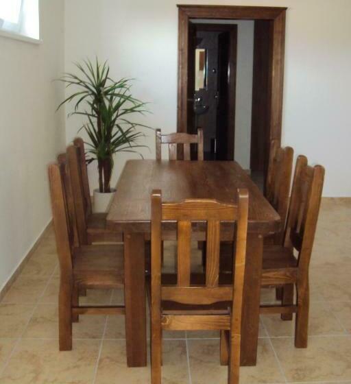 غرفة قياسية ثلاثية, Motel Senec