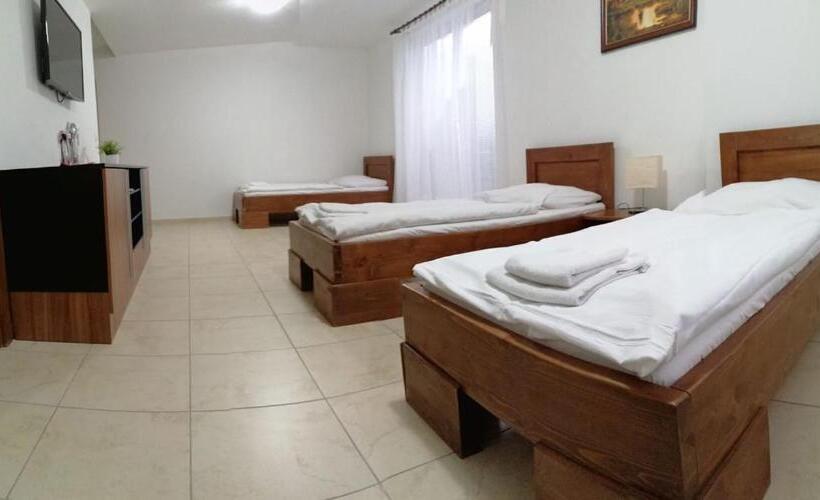 غرفة قياسية ثلاثية, Motel Senec