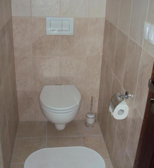 غرفة قياسية رباعية, Motel Senec