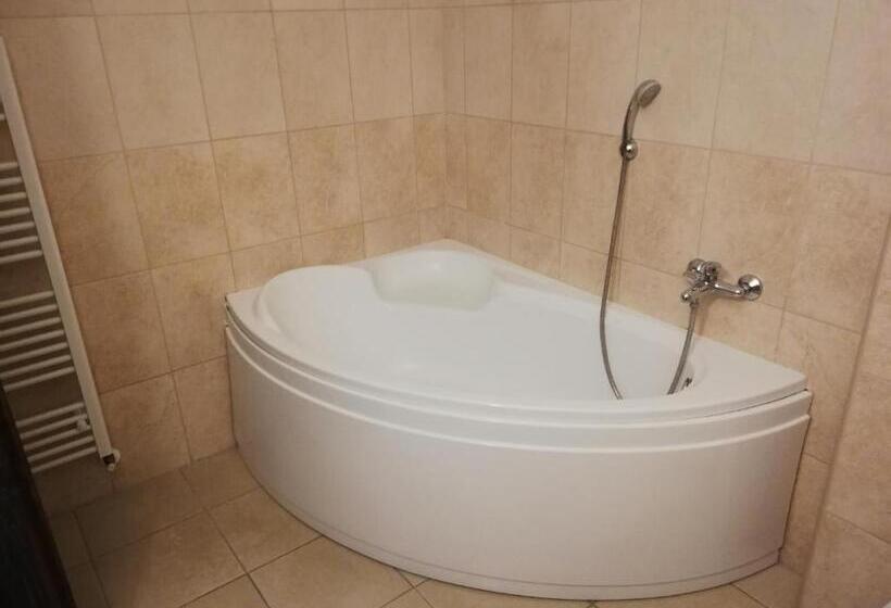 غرفة قياسية رباعية, Motel Senec