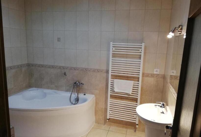 غرفة قياسية رباعية, Motel Senec