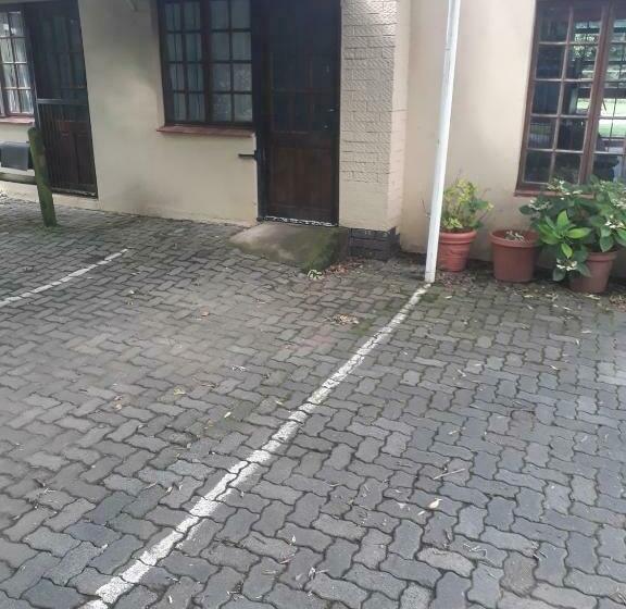 家庭间, Bedrock Guesthouse