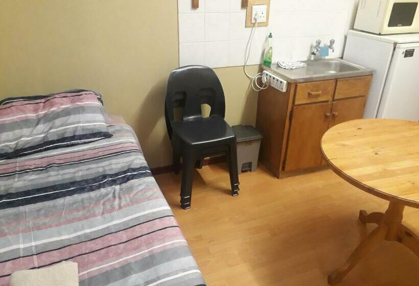 家庭间, Bedrock Guesthouse