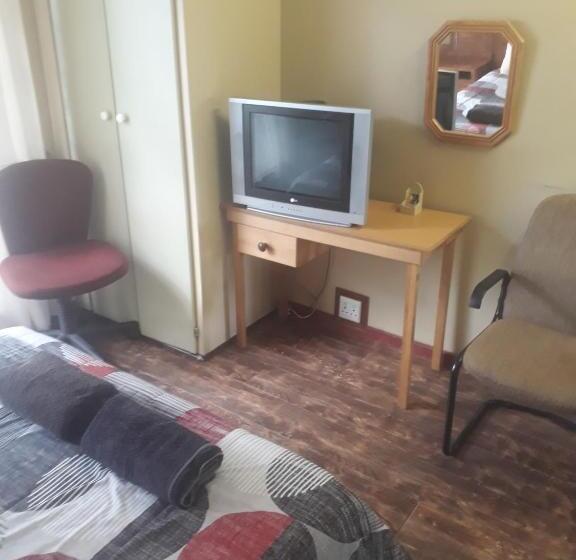 舒适三人间, Bedrock Guesthouse