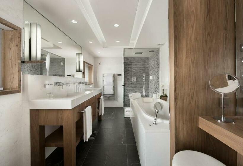 Номер Deluxe, Hôtel Barrière Les Neiges Courchevel