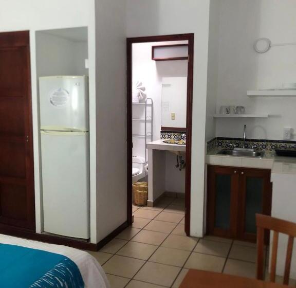 استودیوی استاندارد, Las Mariposas Hotel & Studios