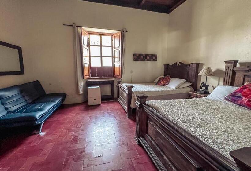 اتاق استاندارد چهار تخته, Hostal Antigüeño