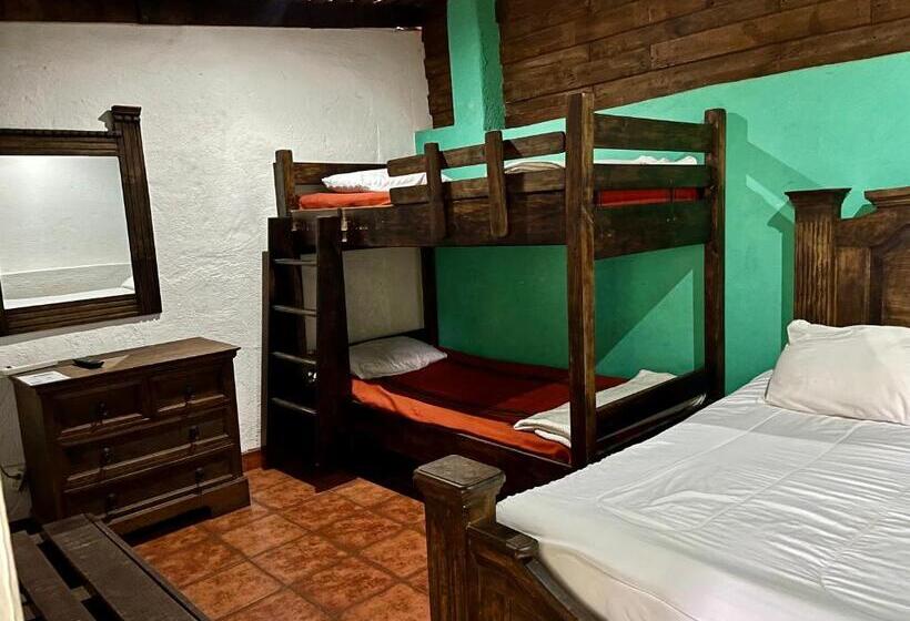 اتاق استاندارد چهار تخته, Hostal Antigüeño