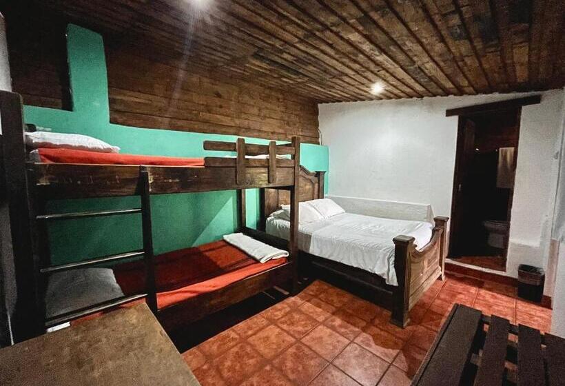 اتاق استاندارد چهار تخته, Hostal Antigüeño