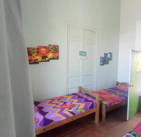 バルコニー付きスタンダードトリプルルーム, Montevideo Port Hostel