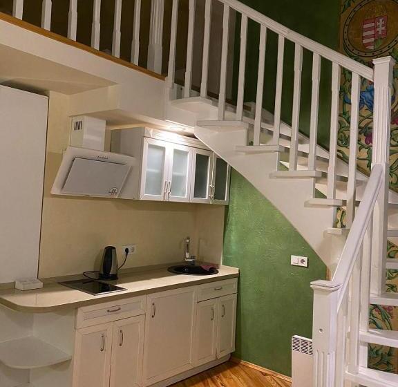 شقة غرفة واحدة, Fontush Boutique