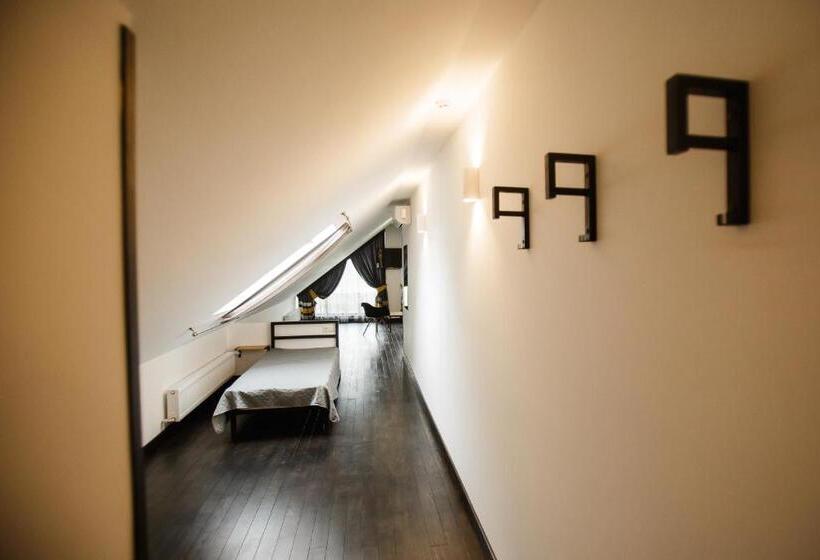 컴포트 트리플 룸, Nebos Hotel & Restaurant