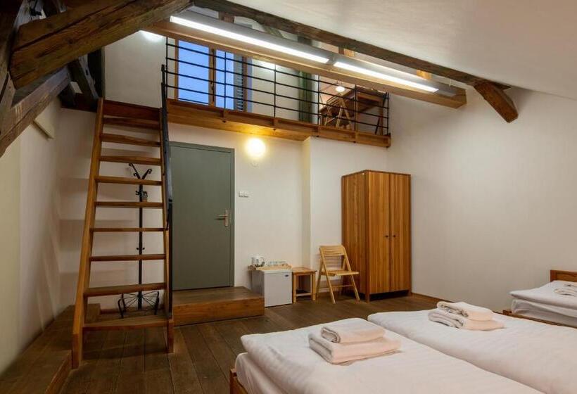 Номер Стандарт Трехместный, A Hostel Zámecký Pivovar Litomyšl