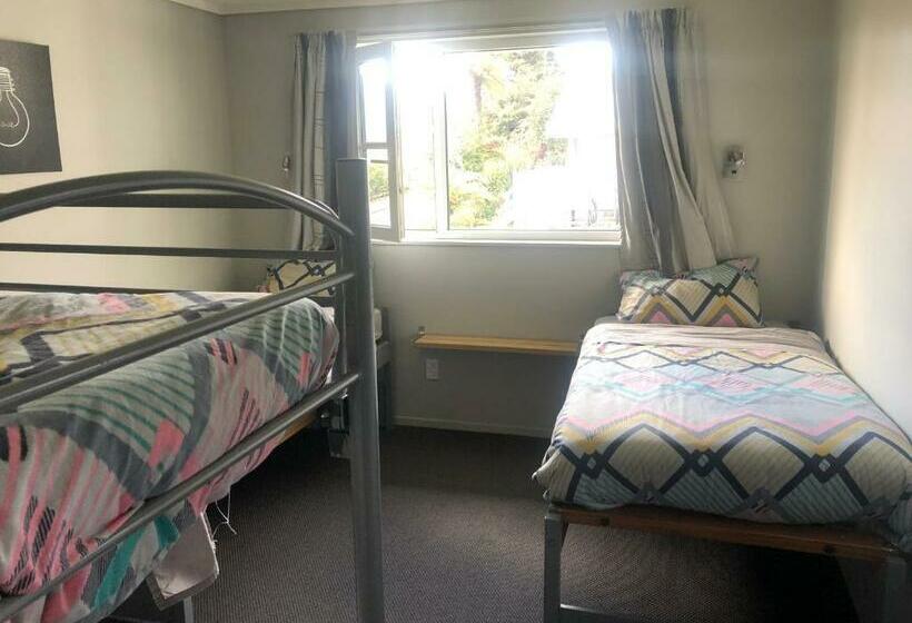 Кровать в Общей Комнате, Ivorytowers Accommodation