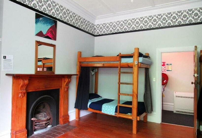 تختخواب در اتاق مشترک, White Elephant Accomodation