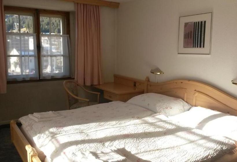 带共用浴室的标准房间, Danis